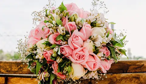 Bouquet romantico con rose rosa e fiori bianchi, perfetto per matrimonio, anniversario o regalo floreale elegante
