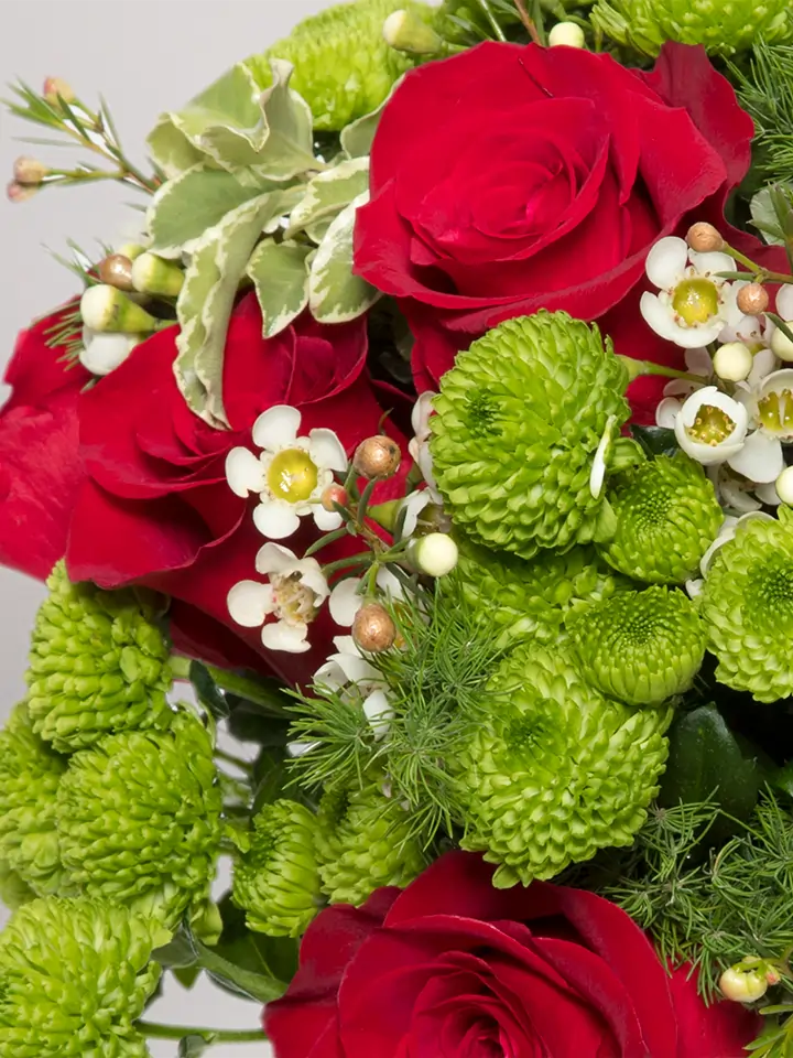 Bouquet di rose rosse con santini verdi